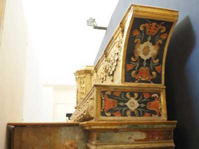 L�altare maggiore lo ritroviamo nascosto dietro ad alcuni pannelli: risale al XVIII secolo e presenta il paliotto in gesso dipinto e altre parti in legno dorato decorate con volute e festoni di fiori 